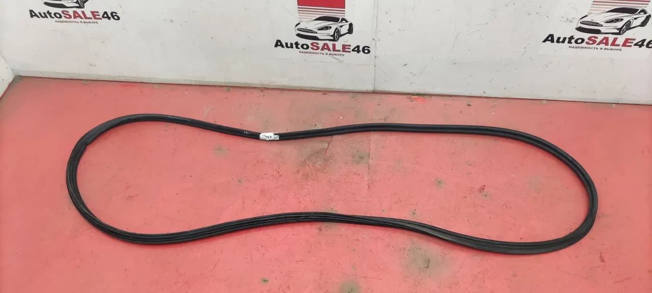 Уплотнитель крышки багажника Toyota Rav4