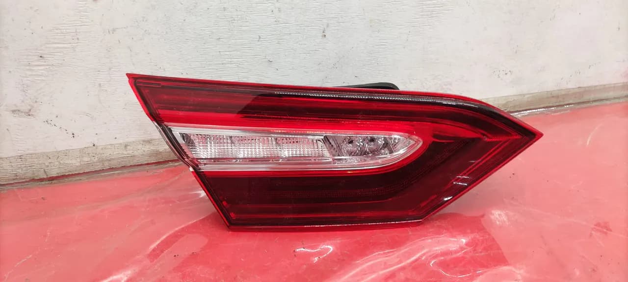 Фонарь крышки багажника Toyota Camry XV70
