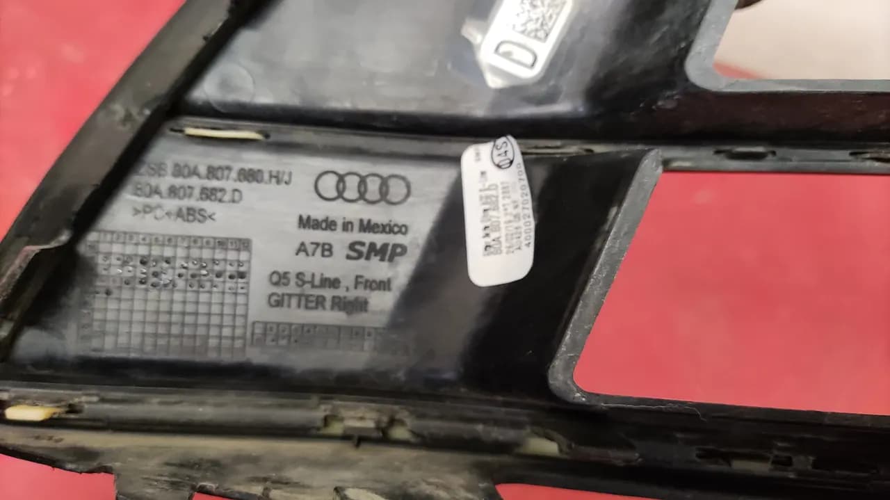 Решетка бампера передняя правая Audi Q5 2